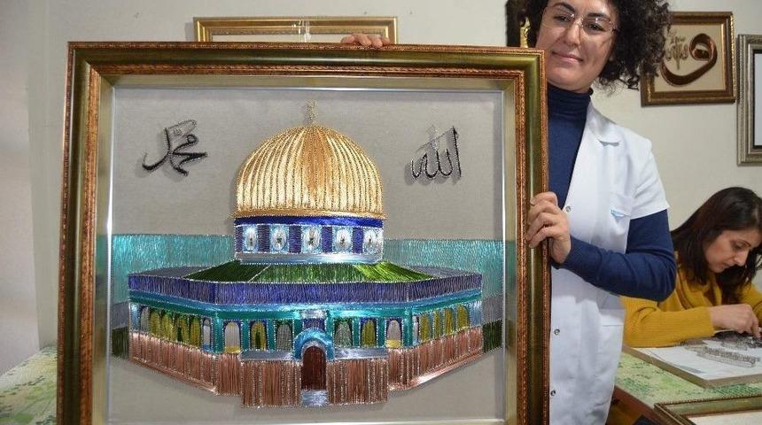 10 Kişi 1 Km &Uuml;zerinde Tel Kullanarak 3 Haftada Kubbet-&uuml;s Sahra&rsquo;nın Motifini &Ccedil;ivilere İşlediler