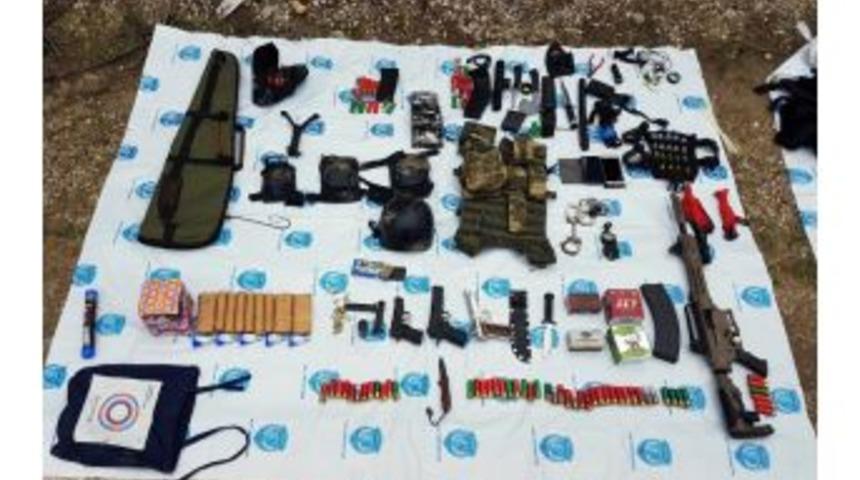 Taksici Katilinin Çantasından 36 Parça Silah Ve Mühimmat Çıktı