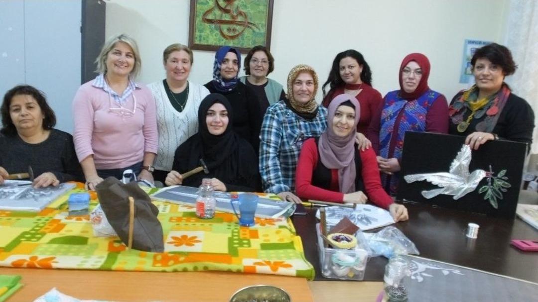 Tel Ve &Ccedil;ivilerle Resim Yapıyorlar