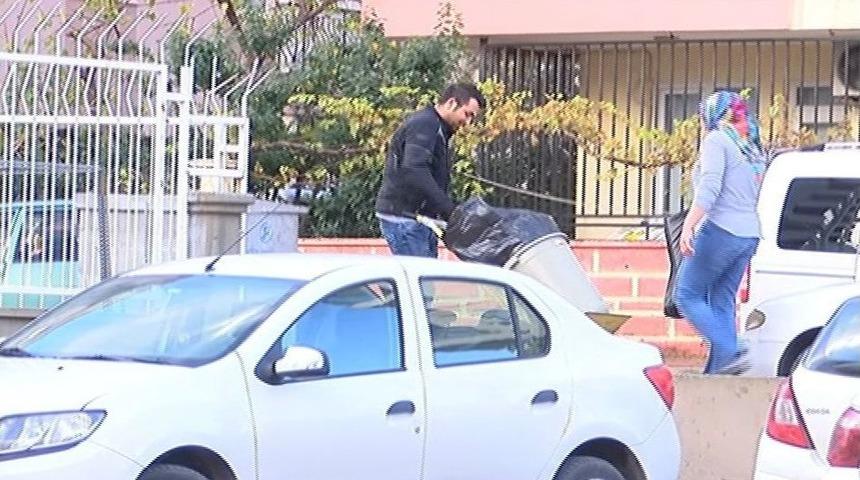 Piyango Talihlisi Olduğu İddia Edilen Kurye, İşyerinde &Ccedil;&ouml;p Boşaltırken Kameralara Takıldı