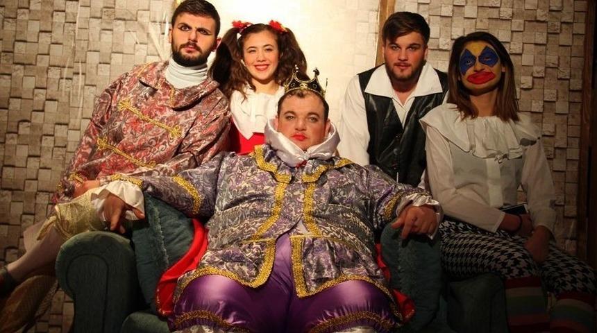 Sinop&rsquo;ta &ldquo;kral &Ccedil;ıplak&rdquo; Oyunu Sahnelendi