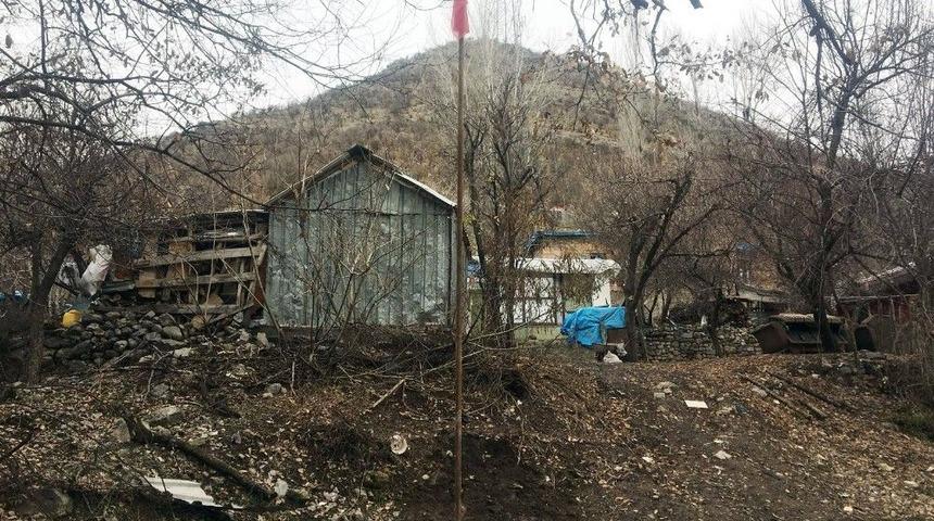 &Ccedil;ocukların Bulduğu Bayrak K&ouml;y Meydanında Dalgalanacak