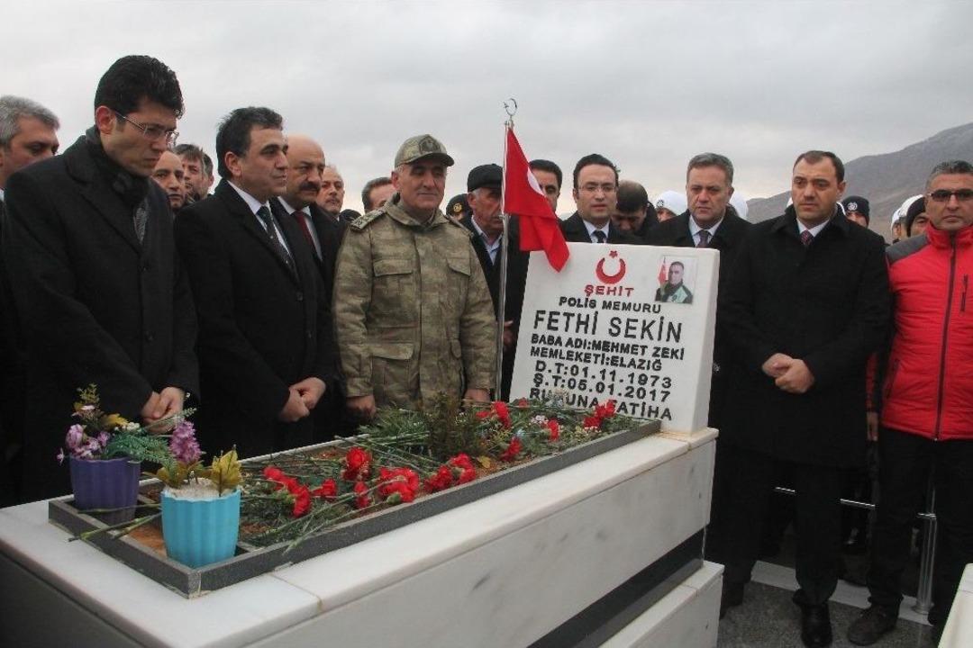 Kahramanca Şehit D&uuml;şen Fethi Sekin Kabri Başında Anıldı