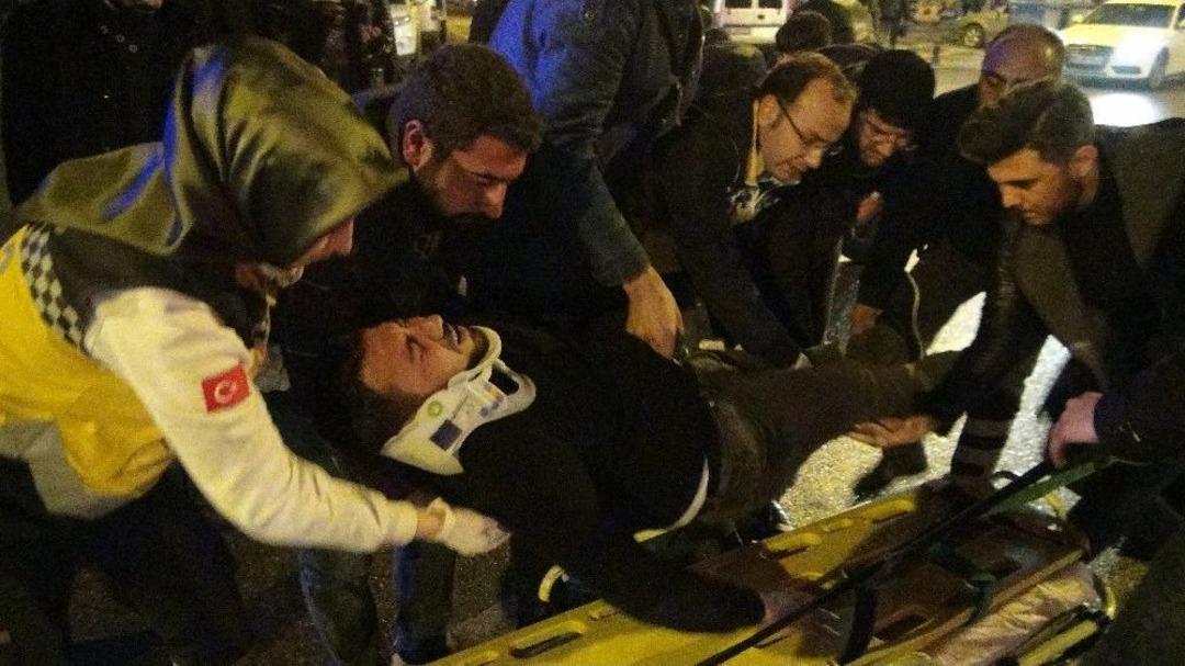 Otomobilin &Ccedil;arptığı Elektrikli Bisiklet S&uuml;r&uuml;c&uuml;s&uuml; Yaralandı