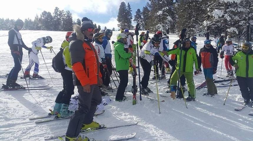 Sarıkamış&rsquo;ta Alp Disiplini Ve Snowboard İl Birinciliği Yarışları Nefes Kesti