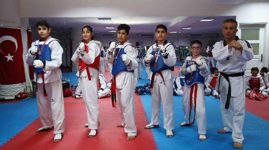 Bayraklılı Tekvandocular Turnuvaya Damga Vurdu