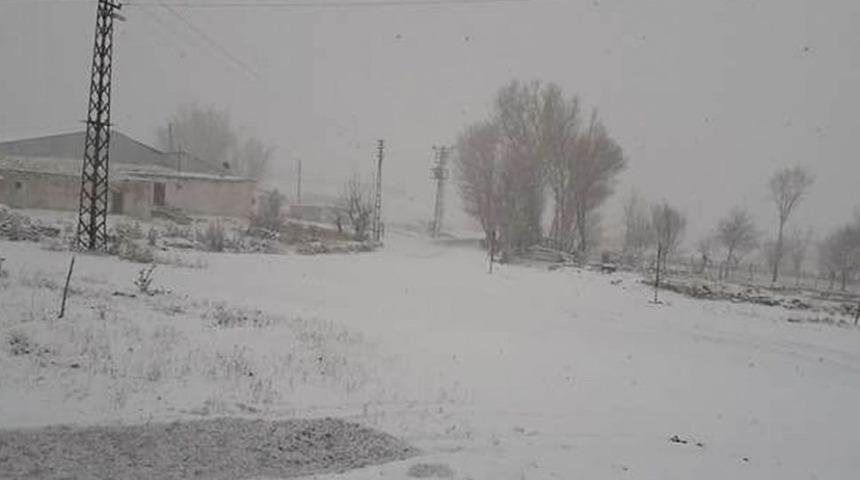 G&uuml;r&uuml;n&rsquo;de Y&uuml;ksek Kesimlere Kar Yağdı