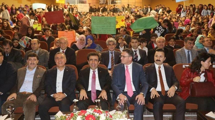 &Ouml;ğrenciler S&ouml;yledi, Vali Alkışlarla Eşlik Etti