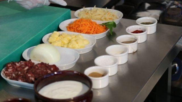 Girit mantısı yapımı için gerekli malzemeler nelerdir?