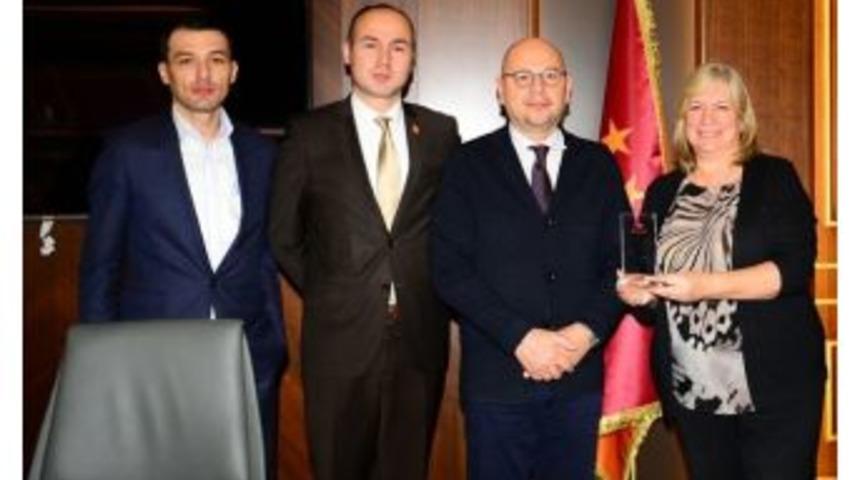 T&uuml;rkiye Korunmaya Muhta&ccedil; &Ccedil;ocuklar Vakfı&rsquo;ndan Galatasaray&rsquo;a Plaket