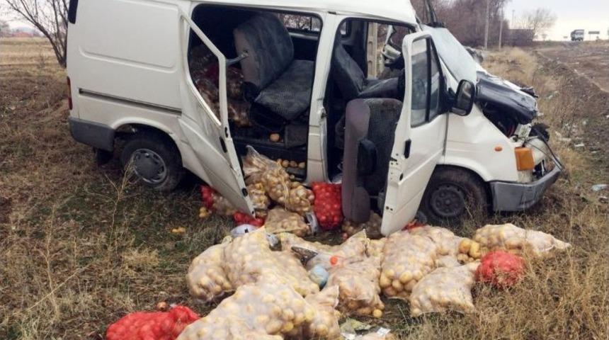 Konya&rsquo;da Minib&uuml;s Tıra Arkadan &Ccedil;arptı: 1 &Ouml;l&uuml;