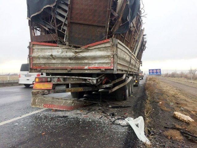 Konya’da Minibüs Tıra Arkadan Çarptı: 1 Ölü