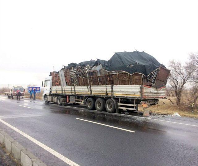 Konya’da Minibüs Tıra Arkadan Çarptı: 1 Ölü