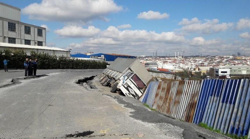 Esenyurt&rsquo;ta Yol &Ccedil;&ouml;kt&uuml;, Kamyon Yol Kenarında Askıda Kaldı