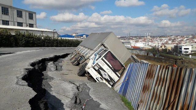 Esenyurt’ta Yol Çöktü, Kamyon Yol Kenarında Askıda Kaldı