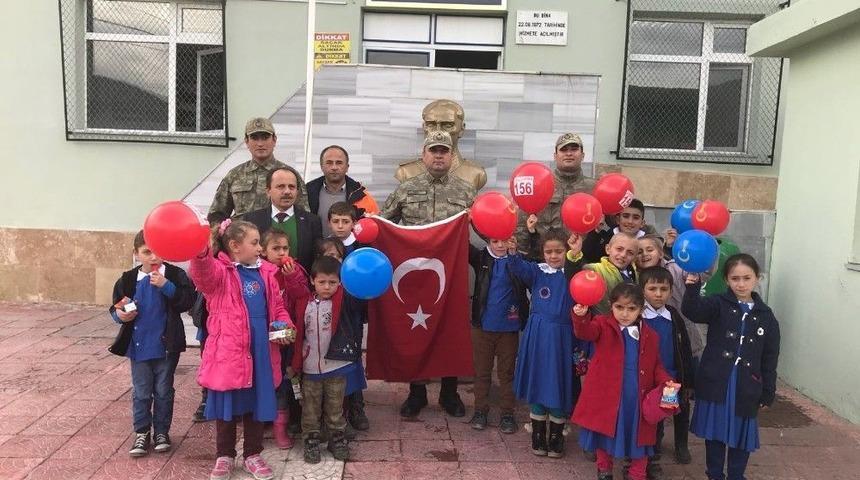Tokat&rsquo;ta K&ouml;y Okulu &Ouml;ğrencileri Jandarmayı Ziyaret Etti