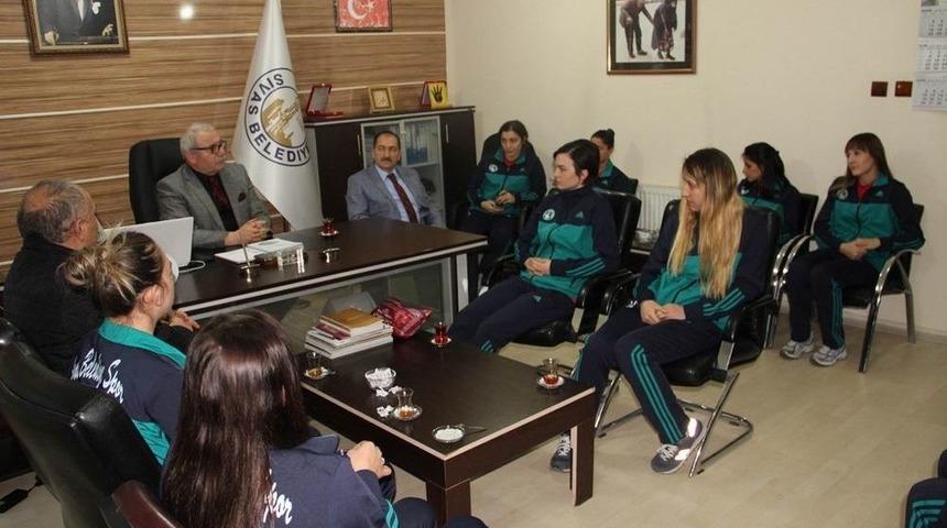 Hentbolcular Gıda Bankası&rsquo;na Destek İstedi