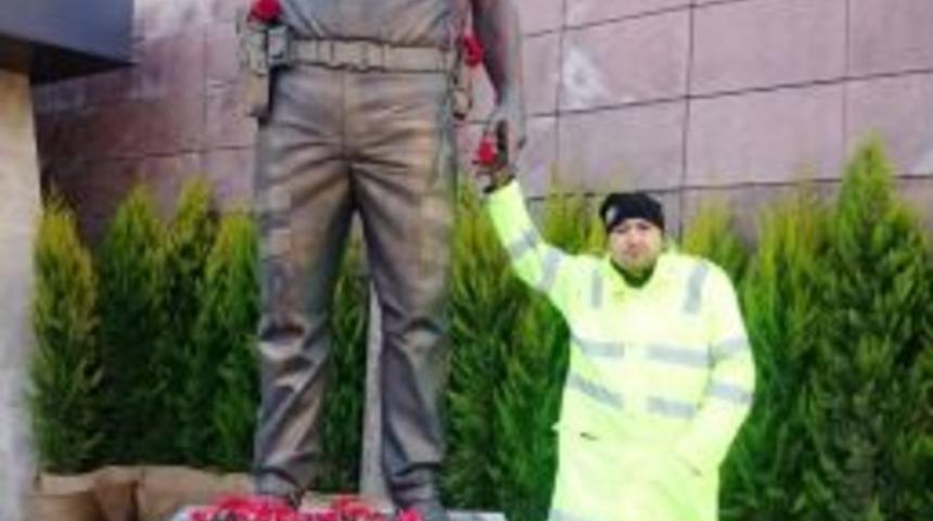 Anma T&ouml;renine Fethi Sekin&rsquo;in Verdiği Montla Katıldı