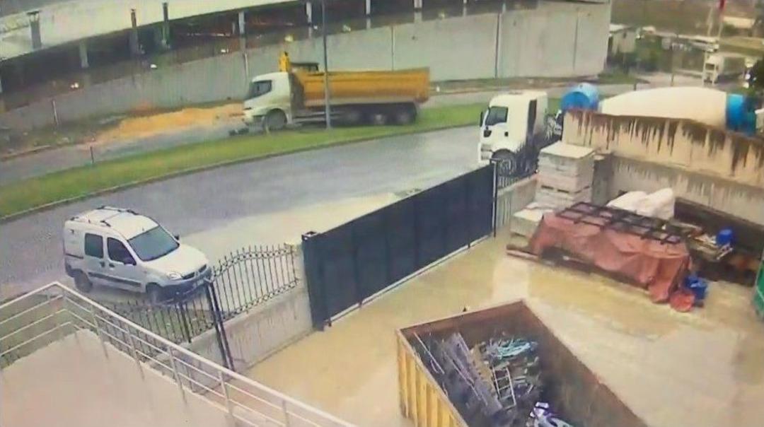 (&ouml;zel Haber) Kendi Kamyonun Altında Kaldı, O Anlar G&uuml;venlik Kamerasına Yansıdı