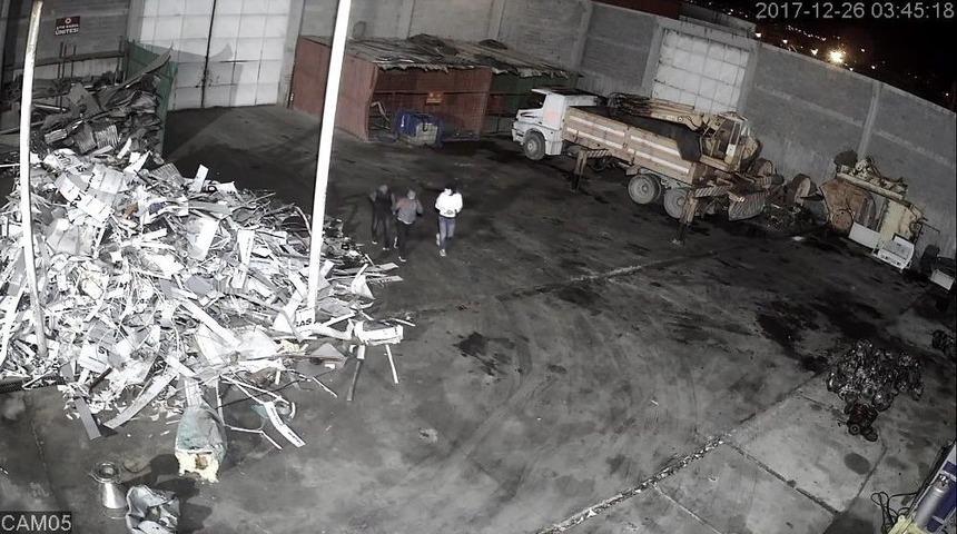 Hırsızlar &Ouml;nce G&uuml;venlik Kamerasına, Ardından Polise Yakalandı