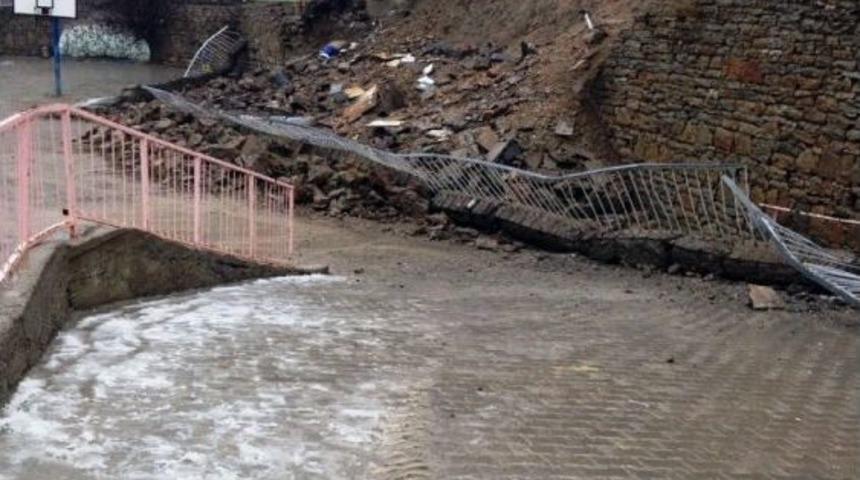 Okul Bah&ccedil;esinin İstinat Duvarı &Ccedil;&ouml;kt&uuml;