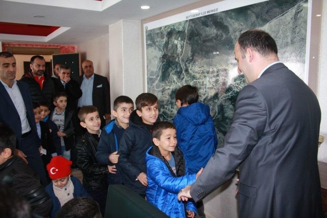 Beyt&uuml;şşebap&rsquo;ta Bayrağa Sahip &Ccedil;ıkan &Ccedil;ocuklar &Ouml;d&uuml;llendirildi