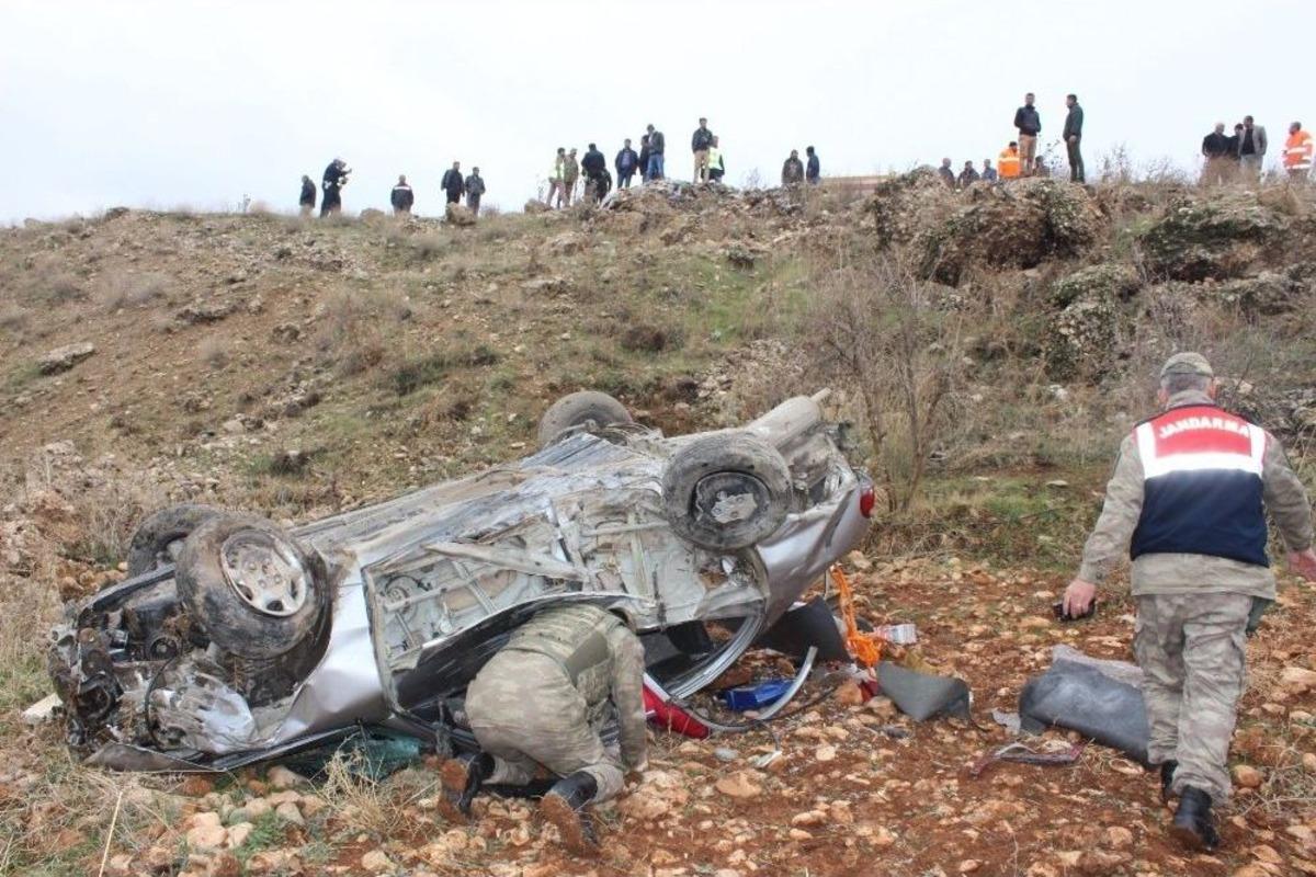 Nişan T&ouml;renine Giden Aile Kaza Yaptı: 2 &Ouml;l&uuml;, 5 Yaralı