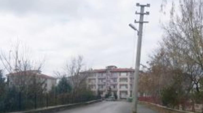 Yol Ortasındaki Elektrik Direği Şaşırtıyor