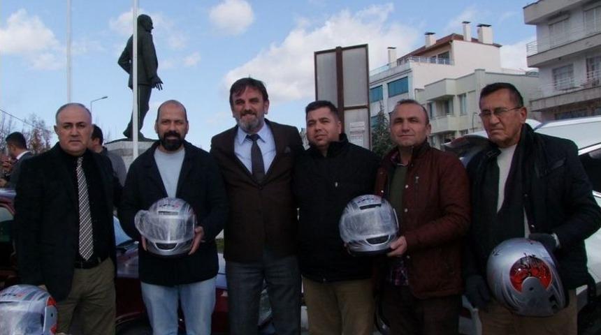 Motosiklet S&uuml;r&uuml;c&uuml;lerine Kask Dağıtıldı