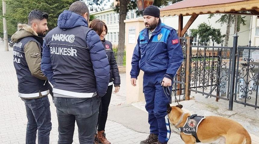 Polisler Okul &Ouml;nlerinde Kuş U&ccedil;urtmadı