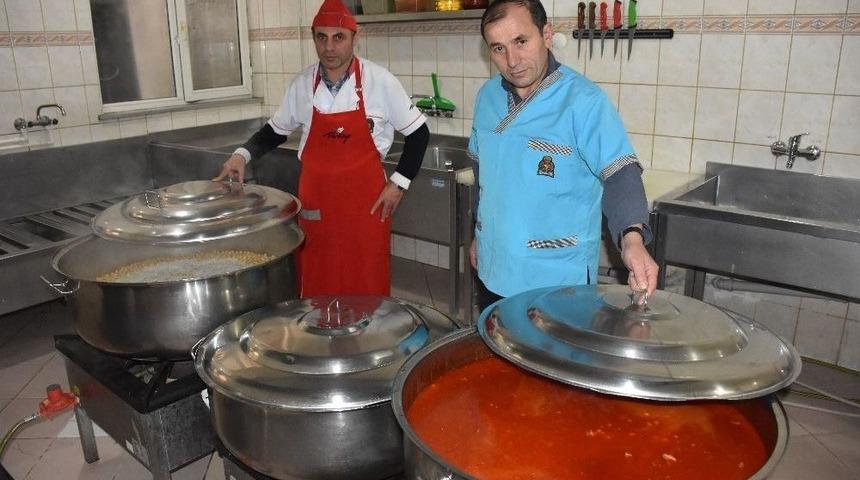 225 Kişiye Her G&uuml;n 4 &Ccedil;eşit Yemek