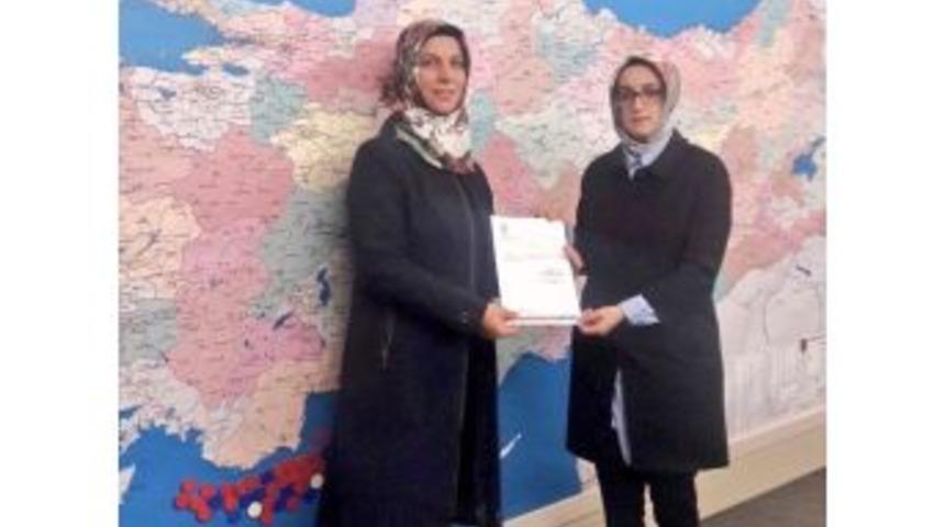 Ak Parti Besni Kadın Kolları Başkanı Semiz Mazbatasını Aldı