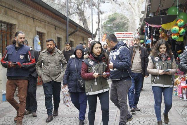 Kahramanmaraş Polisi Cuma Namazı Çıkışı Broşür Dağıttı