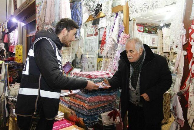 Kahramanmaraş Polisi Cuma Namazı Çıkışı Broşür Dağıttı