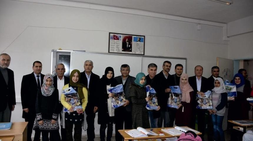 Bin &Ouml;ğrenciye 6 Bin Yardımcı Ders Kitabı Dağıtıldı