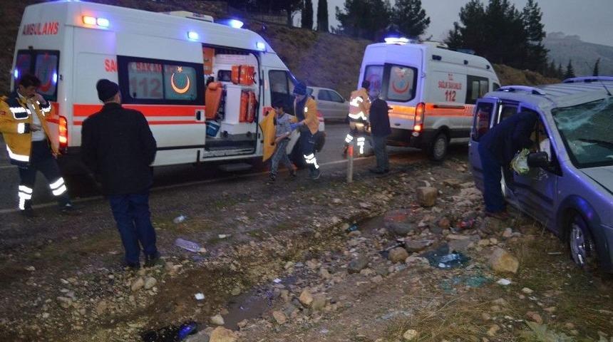 Hafif Ticari Ara&ccedil; Takla Attı: 3 Yaralı