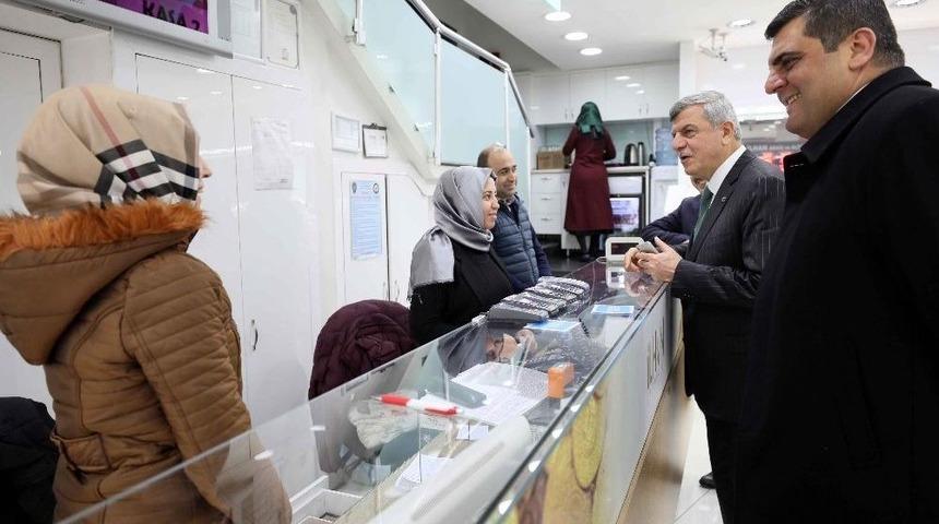 Başkan Karaosmanoğlu, İzmit Esnafını Ziyaret Etti