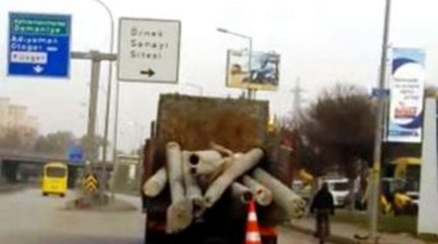 Beton Direklerin Kamyon Kasasında Tehlikeli Yolculuğu