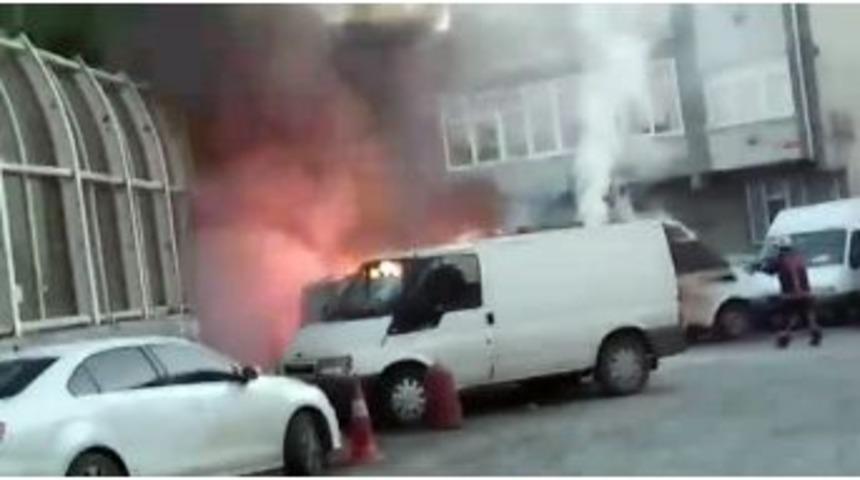 Beyoğlu&rsquo;nda 3 Ara&ccedil; Alev Alev Yandı