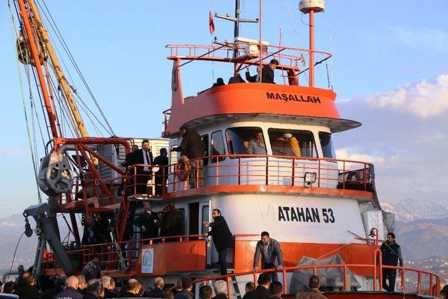 &ldquo;en Fazla 25 Kişi Binebilir&rdquo; Dedikleri Balık&ccedil;ı Teknesine 50&rsquo;nin &Uuml;zerinde Kişi Bindirdiler 1