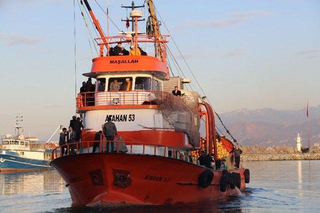 &ldquo;en Fazla 25 Kişi Binebilir&rdquo; Dedikleri Balık&ccedil;ı Teknesine 50&rsquo;nin &Uuml;zerinde Kişi Bindirdiler 2