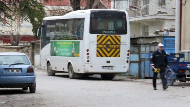 Okul Servisi İle Otomobilin Çarpıştığı Kaza Kamerada