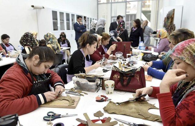 Ak Parti Kadın Kolları Genel Başkan Yardımcısı, Kahramanmaraş Büyükşehir Belediyesini Ziyaret Etti