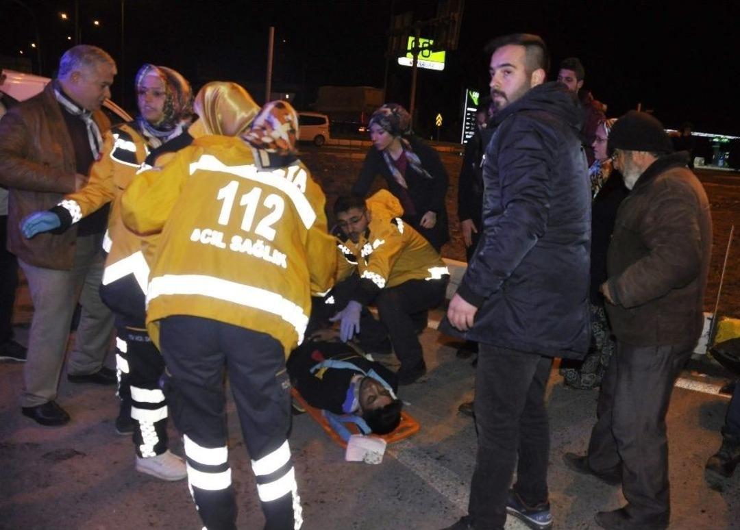 Kazada Yaralanan Sağlık G&ouml;revlileri Diğer Yaralının Yardımına Koştu