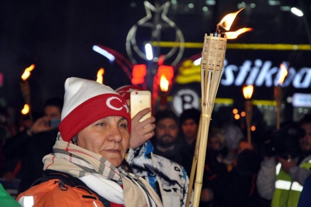 10 Bin Kişi Meşalelerle Y&uuml;r&uuml;yerek Sarıkamış Şehitlerini Andı