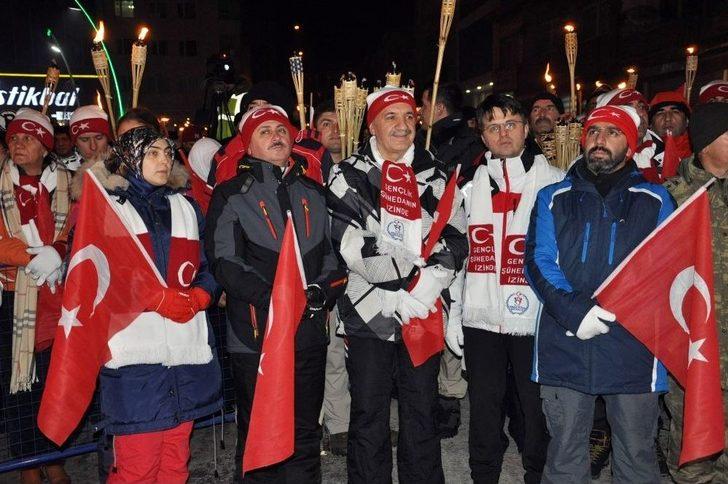 10 Bin Kişi Meşalelerle Yürüyerek Sarıkamış Şehitlerini Andı G2