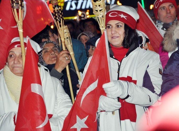 10 Bin Kişi Meşalelerle Yürüyerek Sarıkamış Şehitlerini Andı G4