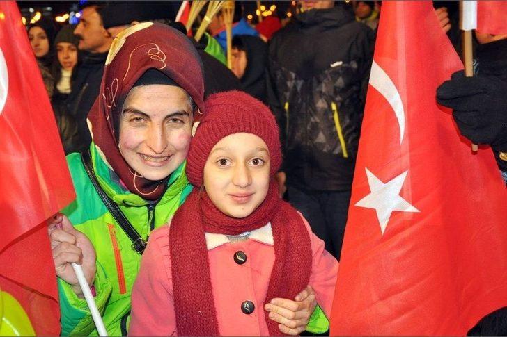 10 Bin Kişi Meşalelerle Yürüyerek Sarıkamış Şehitlerini Andı G5