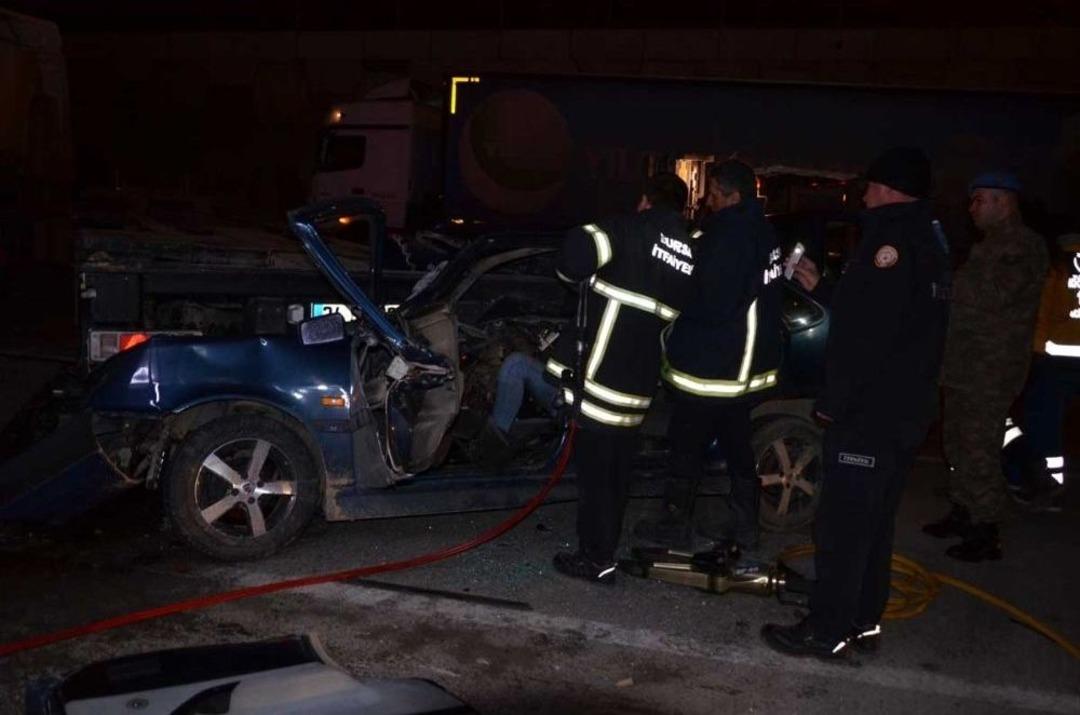 Tıra &Ccedil;arpan Aracın S&uuml;r&uuml;c&uuml;s&uuml; Ağır Yaralandı