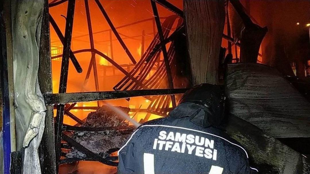 Samsun&rsquo;da Mobilya Mağazasının Deposu Alev Alev Yanıyor